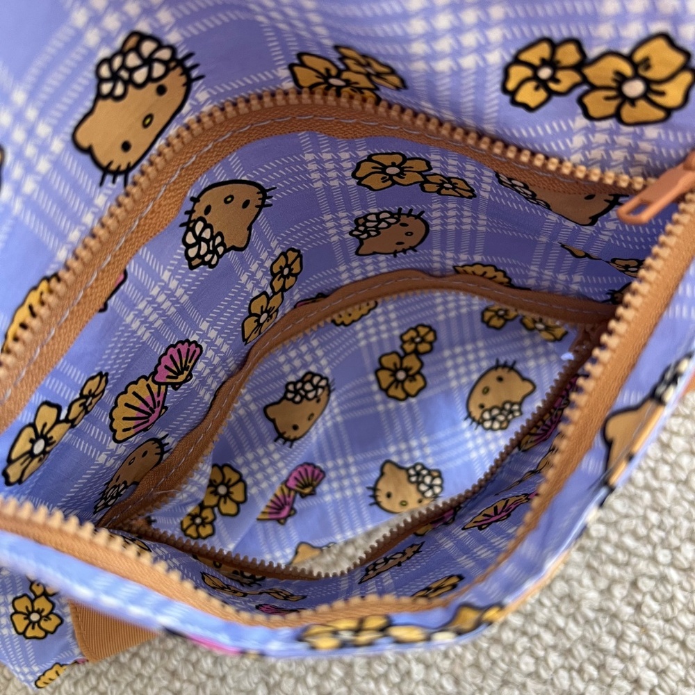 ALOHA Collection Big Show Exclusive Hello Kitty Palaka Nylon Zipper Tote - Picture 6 of 7